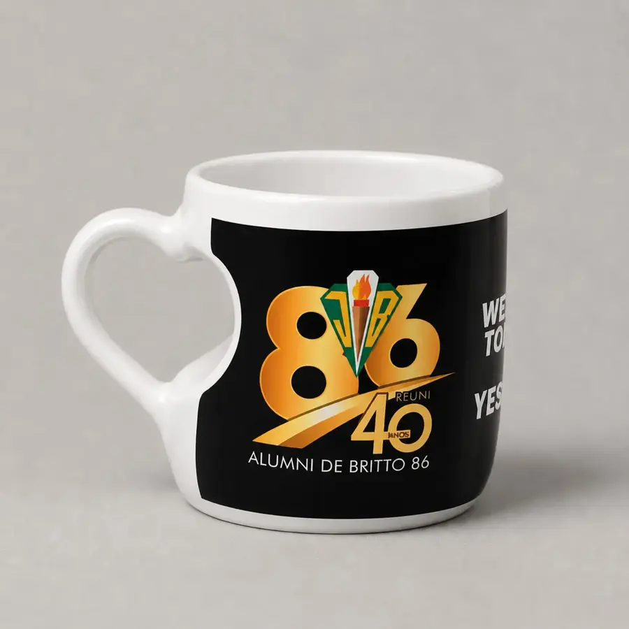 Mug Love custom dengan gagang berbentuk hati dan cetakan desain reuni